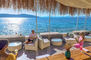 Playa privada, cabañas de playa, tumbonas y sombrillas