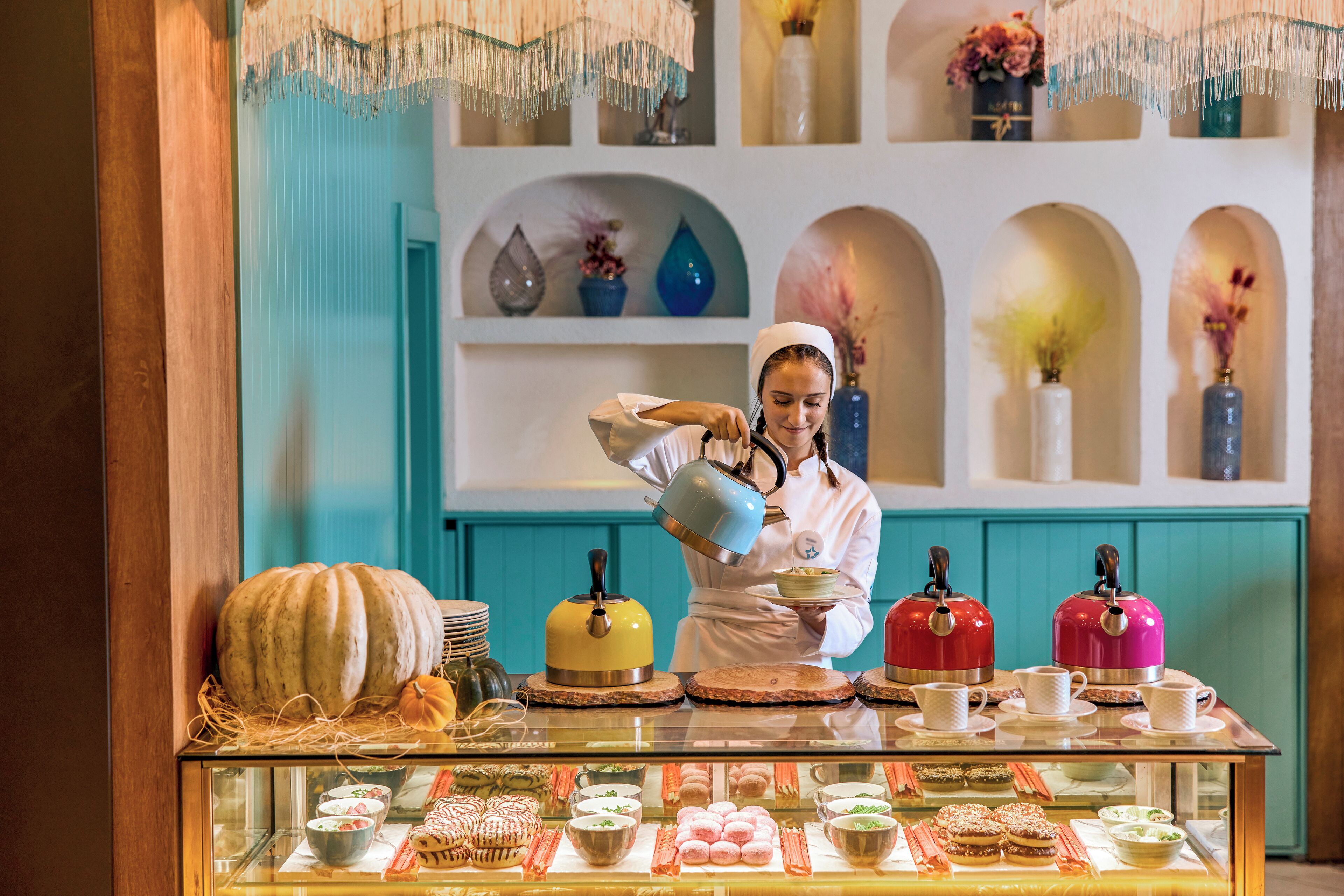 5 restaurants, breakfast served