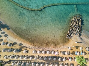 Privatstrand, Cabañas (gegen Gebühr), Liegestühle, Sonnenschirme