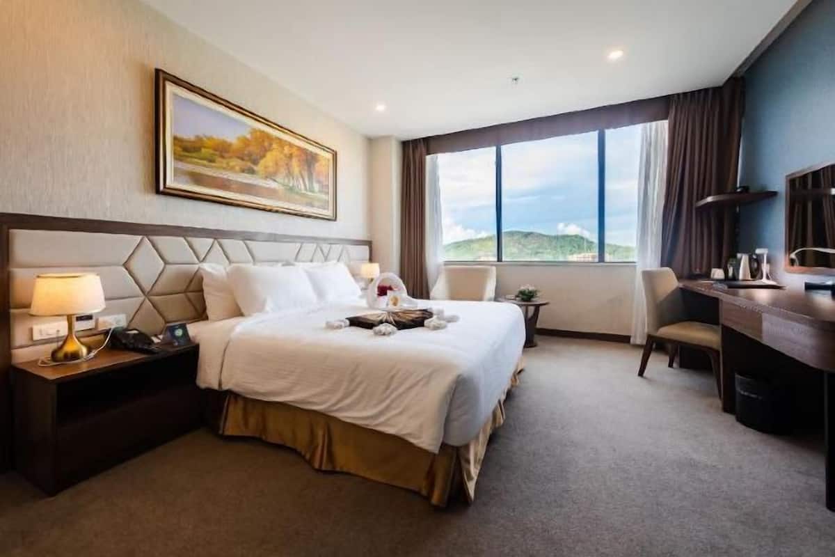 1 bedroom, premium bedding, minibar, in-room safe