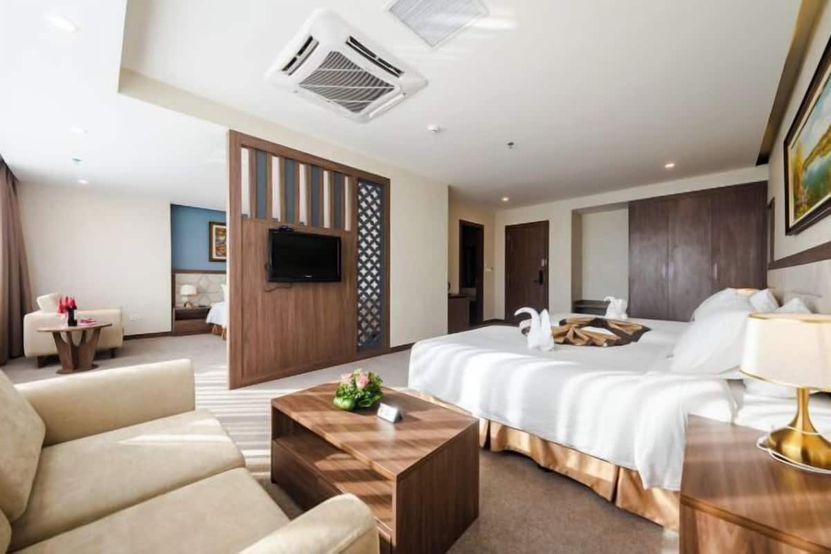 1 bedroom, premium bedding, minibar, in-room safe