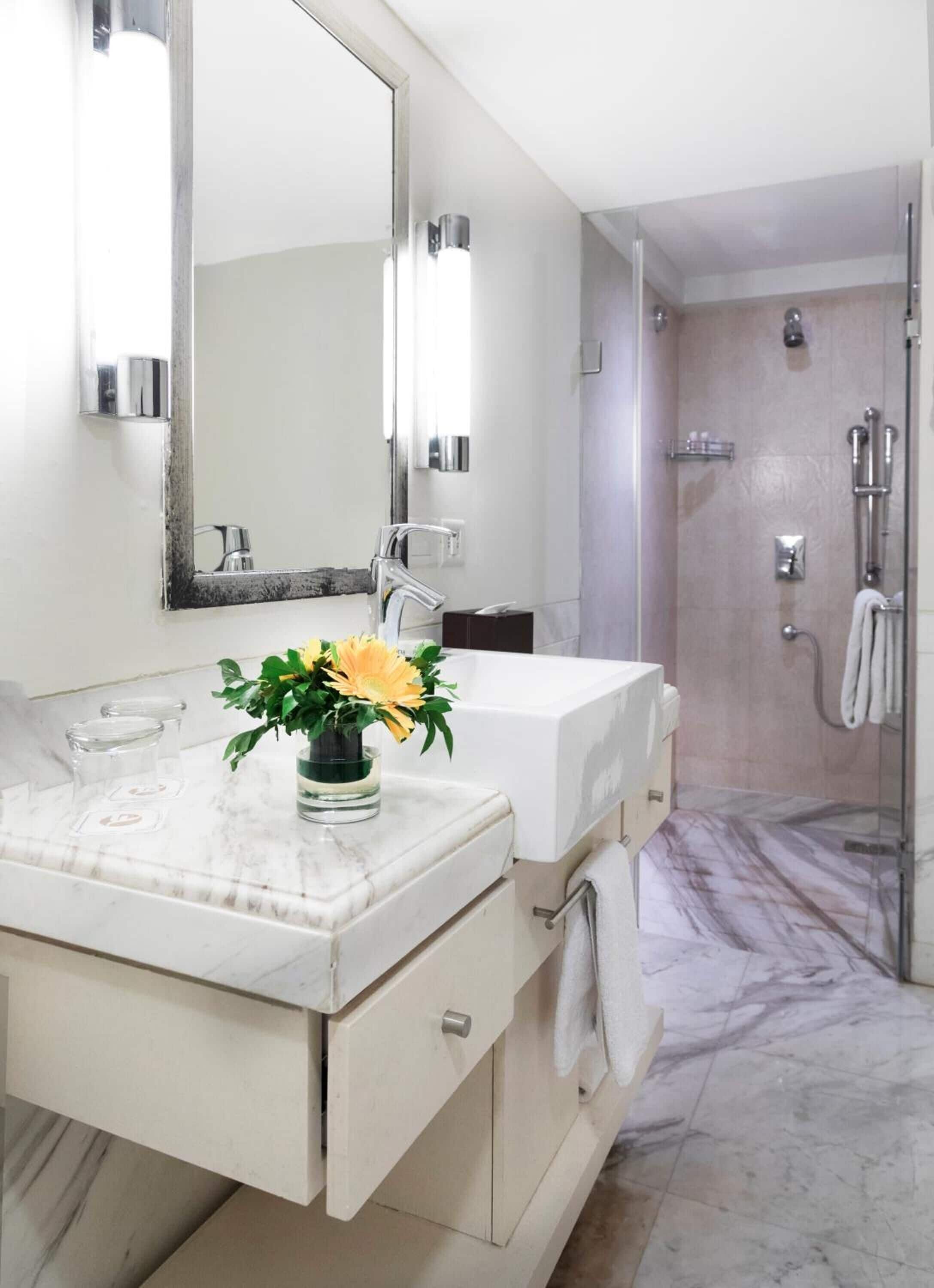 executive suite, 1 queen bed (suite room) | bathroom | free toiletries, hair dryer, slippers, towels