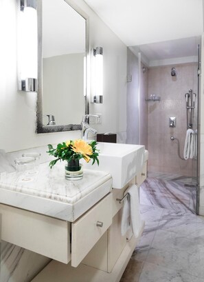 Suite ejecutiva, 1 cama de matrimonio (Suite Room) | Baño | Artículos de higiene personal gratuitos, secador de pelo y zapatillas