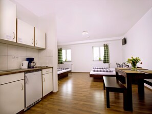 Apartemen Deluks, dapur kecil (for 4 people) | Bantalan ekstra lembut, brankas, kedap suara, dan setrika/meja setrika