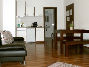 Apartemen Deluks, dapur kecil (for 3 people) | Bantalan ekstra lembut, brankas, kedap suara, dan setrika/meja setrika