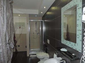 Triple Room | Bathroom | Shower, rainfall showerhead, free toiletries, hair dryer