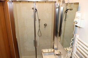 Appartement, kitchenette | Badkamer | Een douche, een regendouche, gratis toiletartikelen, een haardroger