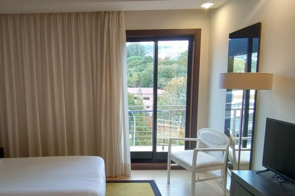 double room | minibar, in-room safe, desk, laptop workspace