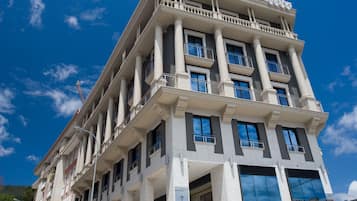 Vista frontal de la propiedad