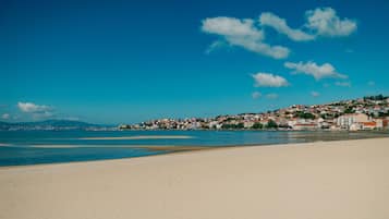 Playa en los alrededores y playa de arena blanca