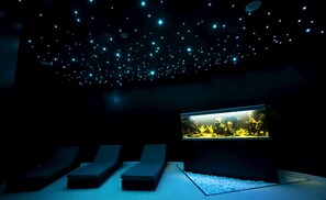Couples treatment room(s), sauna, hot tub, steam room