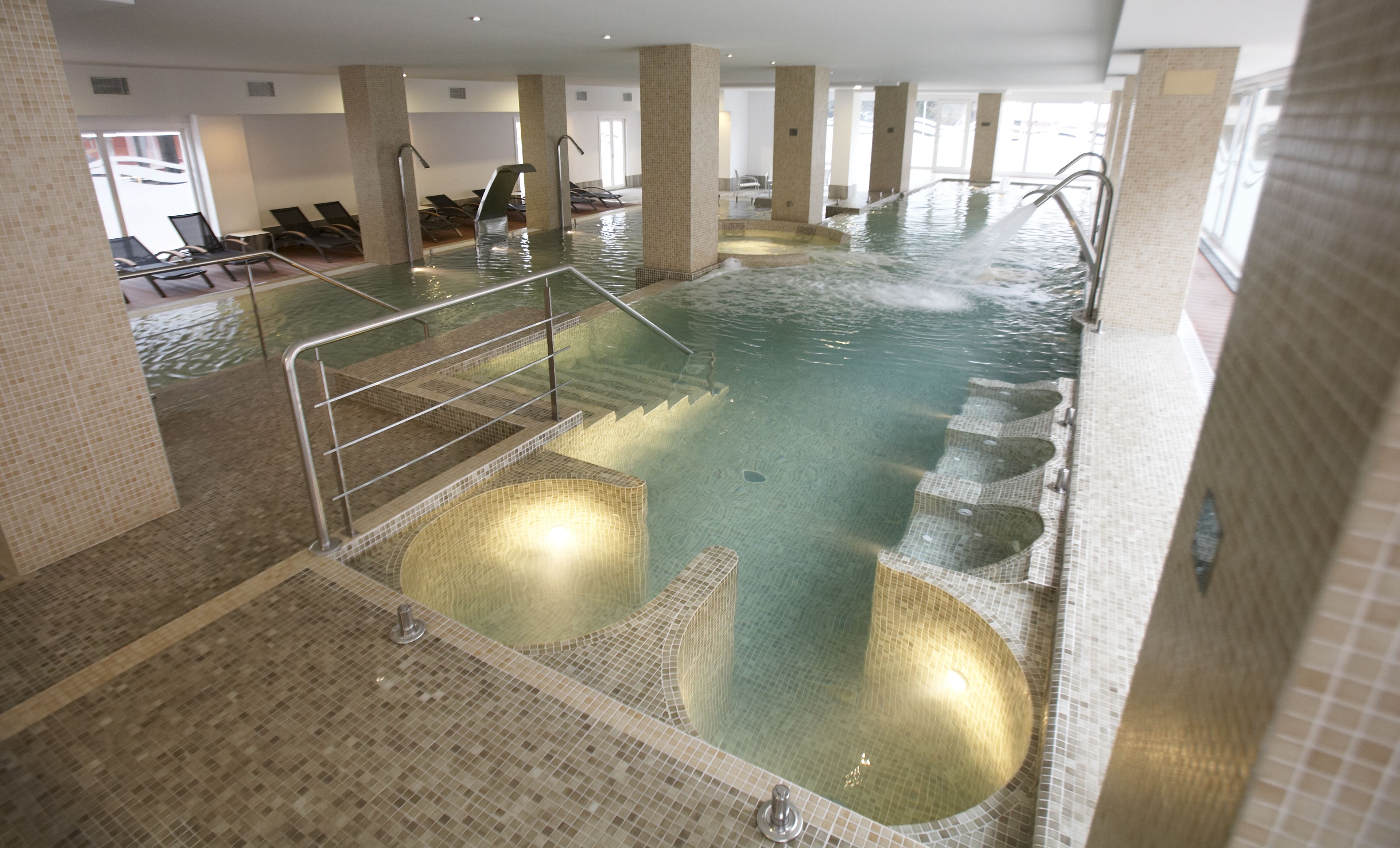 Salas de tratamientos para parejas, sauna, bañera de hidromasaje 