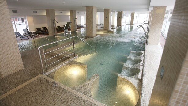 Salas de tratamiento para parejas, un sauna, una bañera de hidromasaje