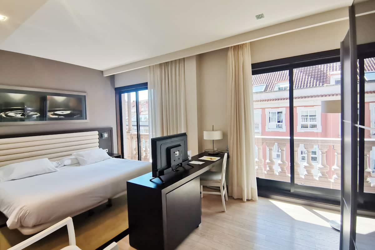 double room | minibar, in-room safe, desk, laptop workspace