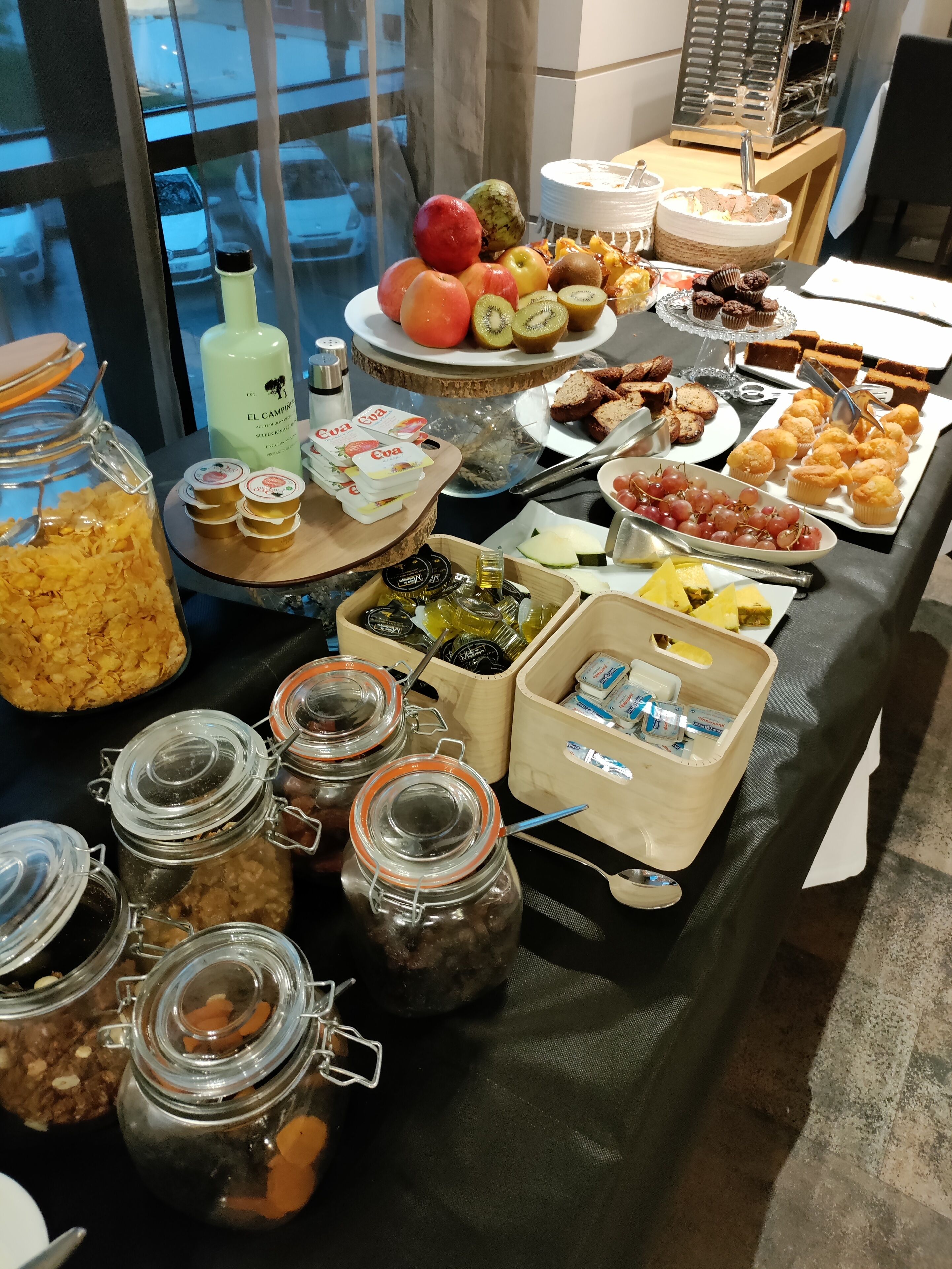 Se ofrece un desayuno completo (14 EUR por persona)