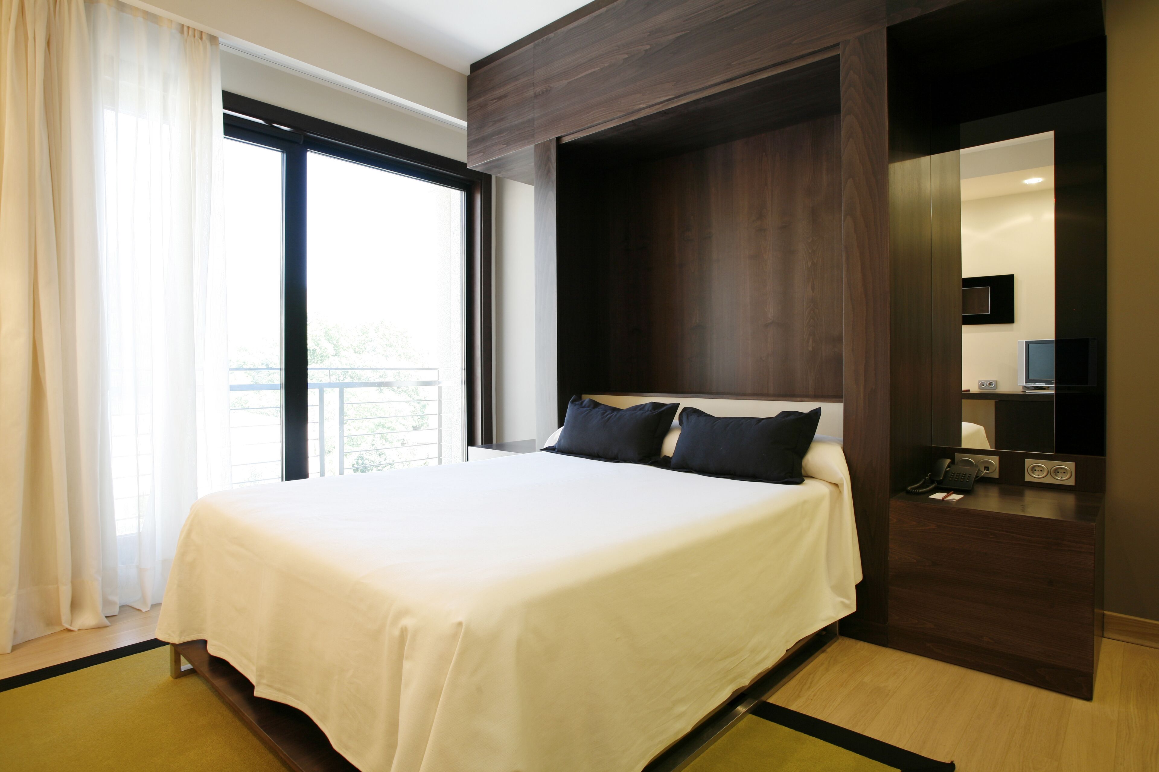 double room single use | minibar, in-room safe, desk, laptop workspace