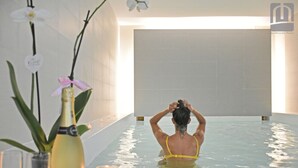 Salas de tratamiento para parejas, un sauna, una bañera de hidromasaje