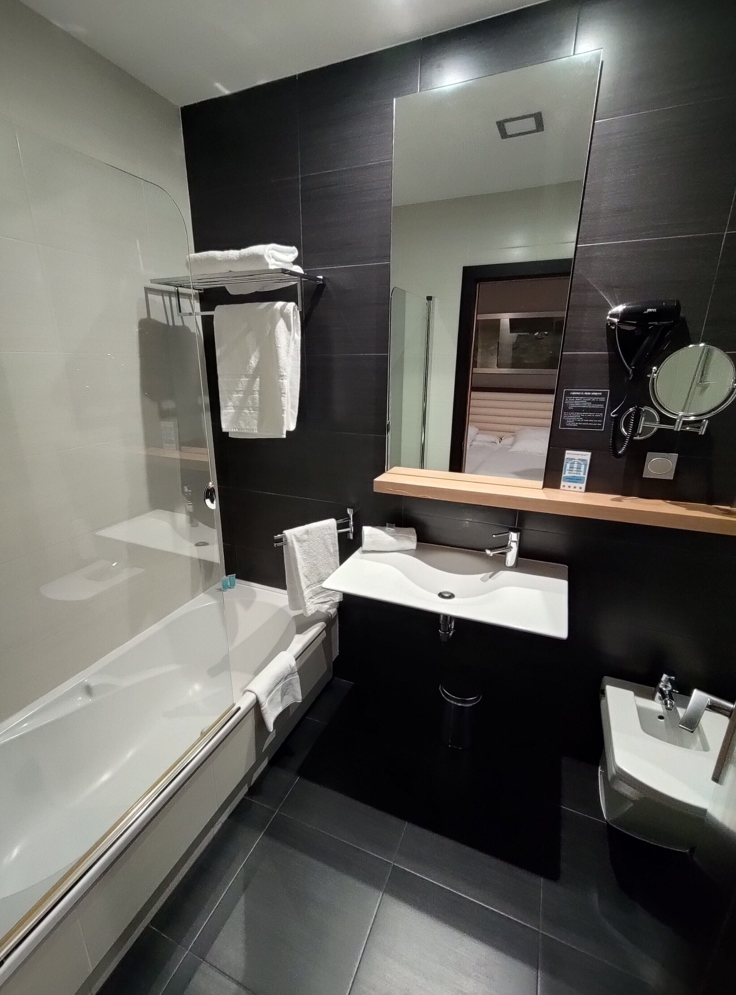 combined shower/bathtub, free toiletries, hair dryer, towels