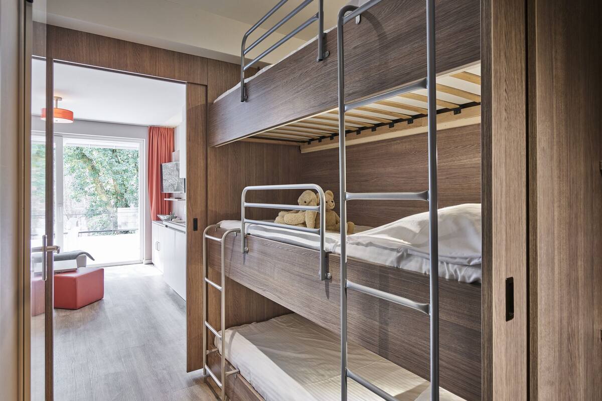Family apartment - 5p | Sleeping corners with a triple bunk bed and a double bed | Rideaux occultants, chambres insonorisées, lits bébé (en supplément)