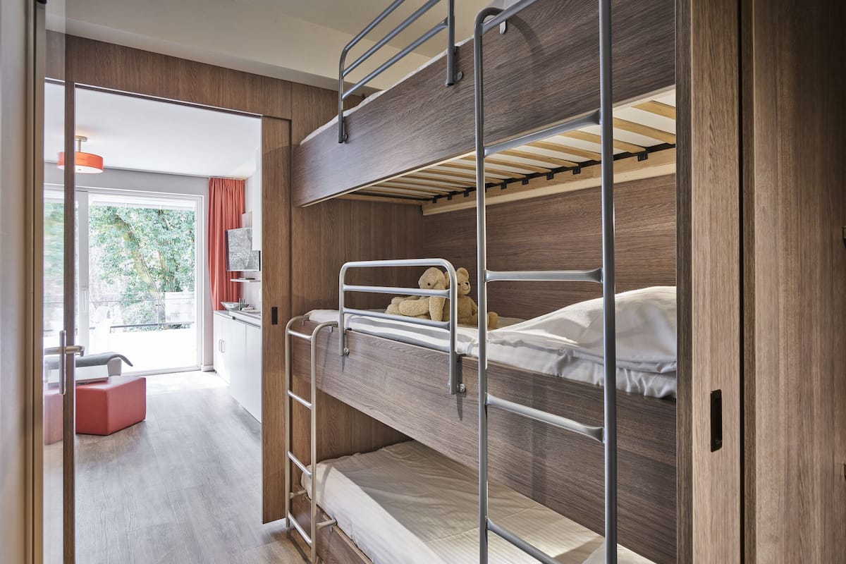 Family apartment - 5p | Sleeping corners with a triple bunk bed and a double bed | 2 Schlafzimmer, Verdunkelungsvorhänge, schallisolierte Zimmer