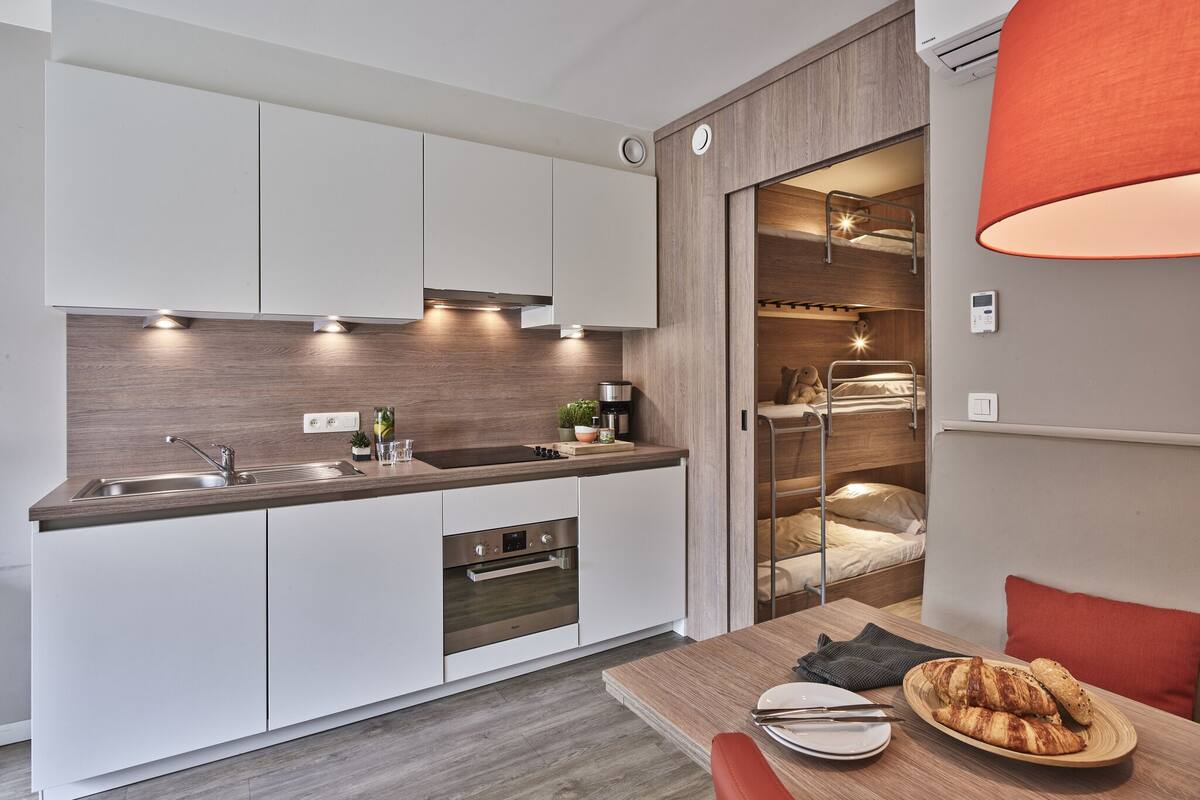 Family apartment - 6p | 2 bedrooms | Cuisine privée | Cafetière/bouilloire, réfrigérateur, micro-ondes, bouilloire électrique
