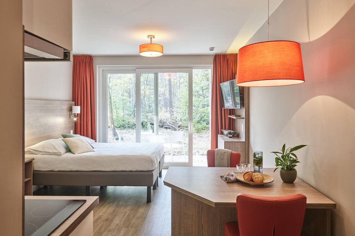 Studio - 2p | Double bed - Disabled-friendly | Wohnbereich | Fernseher