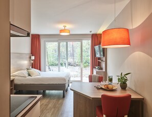 Studio, 1 lit double, accessible aux personnes à mobilité réduite | Coin séjour