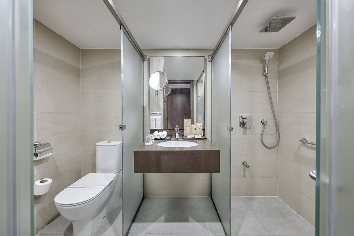 Baignoire relaxante profonde, douche à « effet pluie »