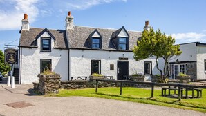 A traditional white building with a black roof, stone pillars, and a sign reading "The Gallery Bar". - The Galley of Lorne Inn (Lochgilphead)