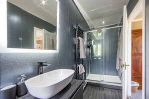 Kamer (C - Standard Double Room (Arran)) | Badkamer | Gratis toiletartikelen, een haardroger, handdoeken