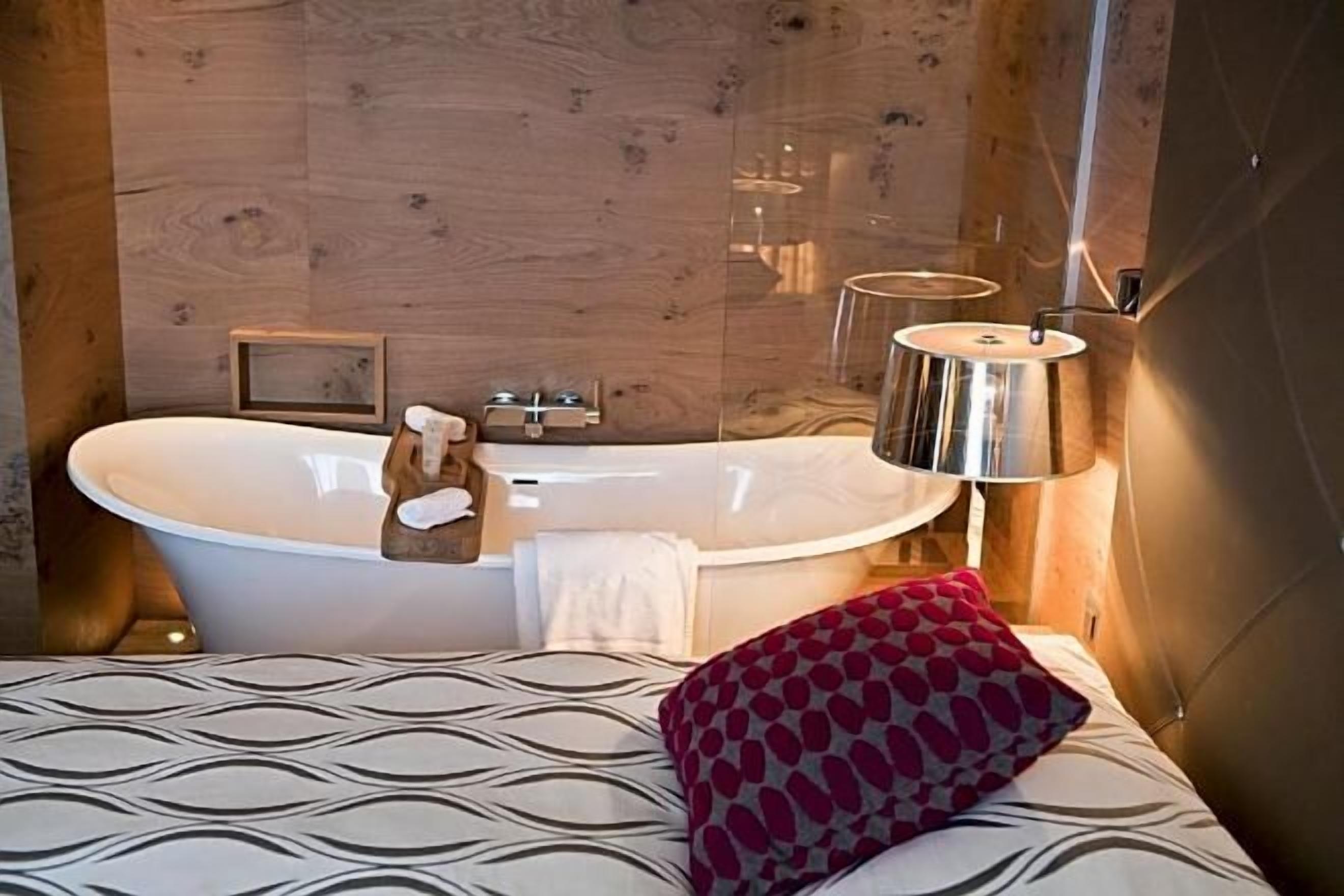 浴室 | 淋浴花灑、名牌盥洗用品、吹風機、浴袍