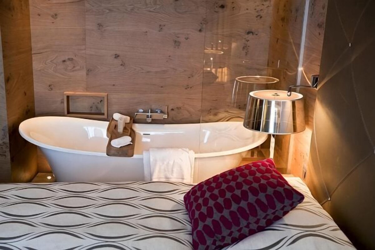 Bad | Regndusjhode, designertoalettartikler, hårføner og badekåper