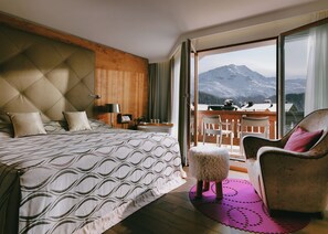 Allergitestet sengetøy, dundyner, minibar og safe på rommet