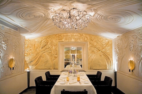 3 restaurantes, se sirve desayuno, cocina local e internacional