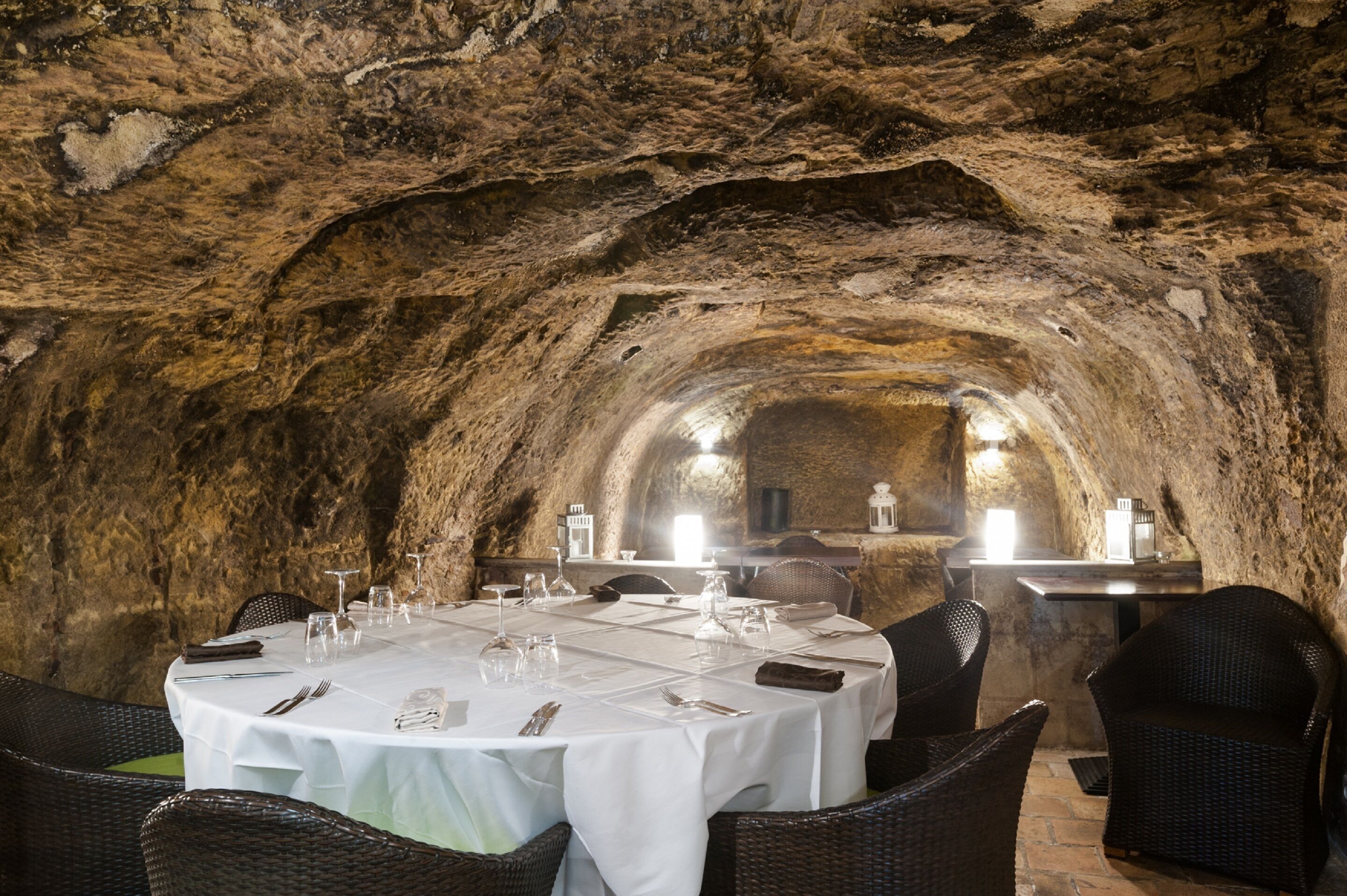 Lunch and dinner served, French cuisine