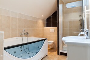 Habitació doble romàntica, 1 llit de matrimoni, banyera d'hidromassatge | Bany | Articles de tocador gratuïts, assecador de cabells i tovalloles 