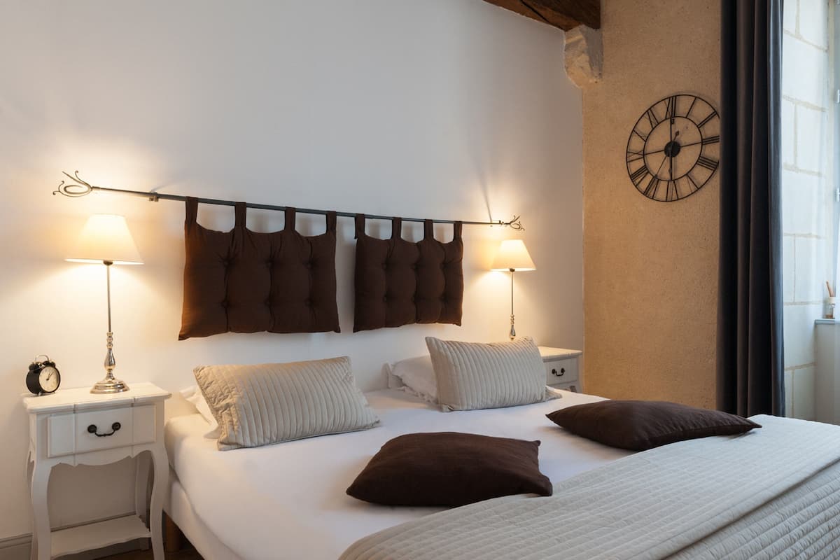 Chambre Supérieure (1 or 2 persons) | Literie de qualité supérieure, fer et planche à repasser