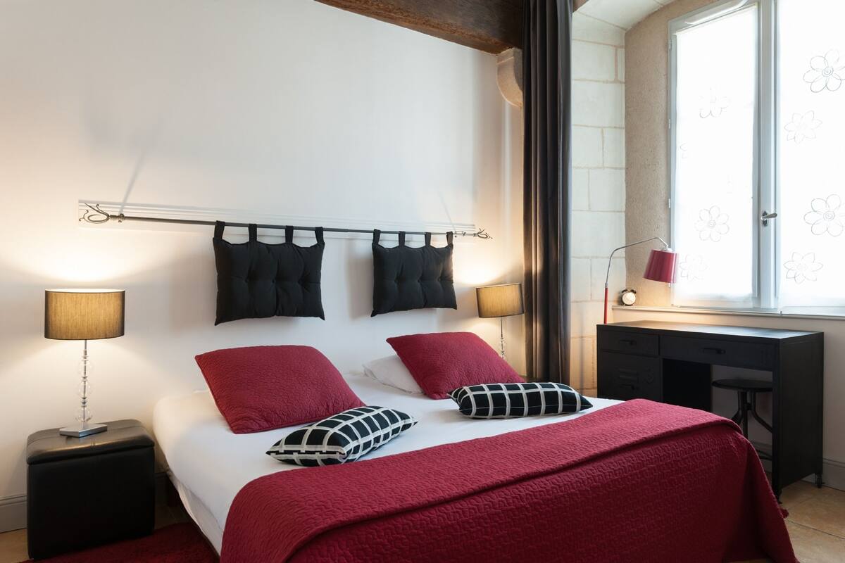 Chambre Double Standard | Literie de qualité supérieure, fer et planche à repasser