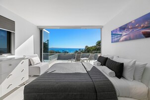 Three Bedroom Apartment 10 | Desk, soundproofing, iron/ironing board, cribs/infant beds