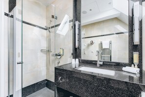 Honeymoon Suite, Private Bathroom | Bilik Mandi | Hulu semburan mandi hujan, kelengkapan dandanan diri percuma 