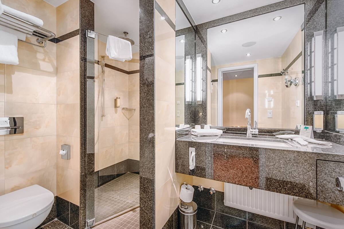 rainfall showerhead, free toiletries, hair dryer, towels