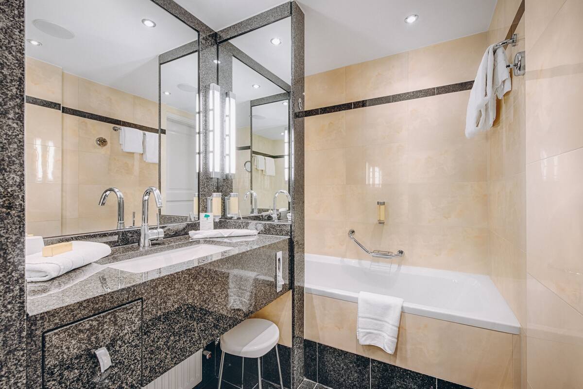 rainfall showerhead, free toiletries, hair dryer, towels