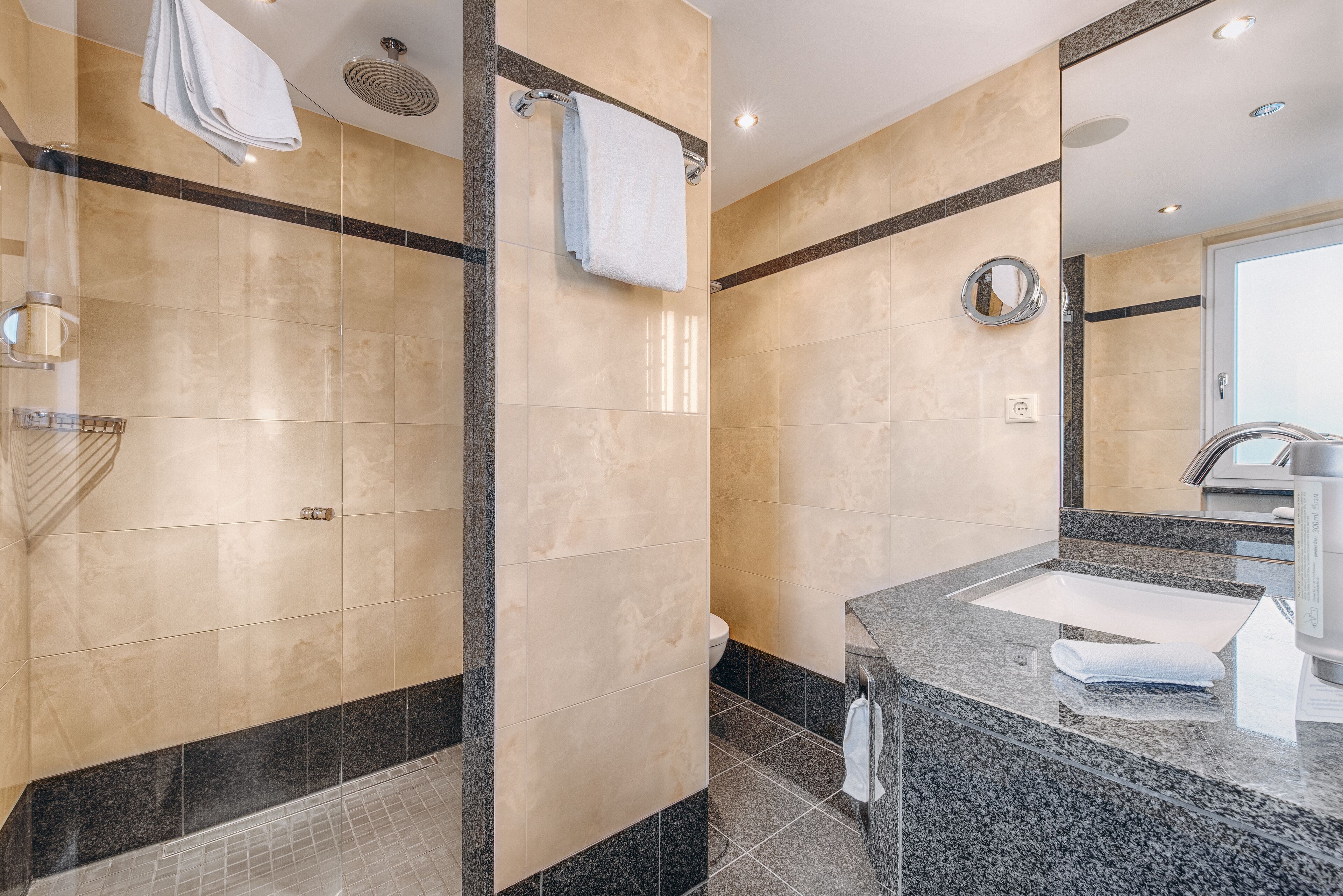 rainfall showerhead, free toiletries, hair dryer, towels