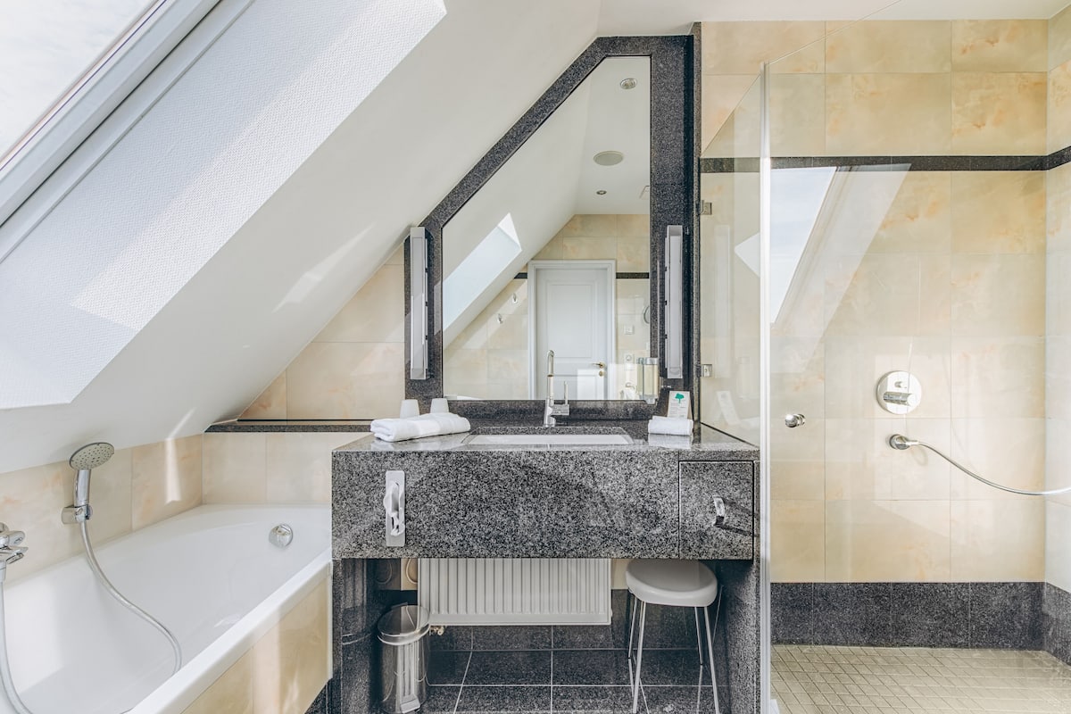 rainfall showerhead, free toiletries, hair dryer, towels