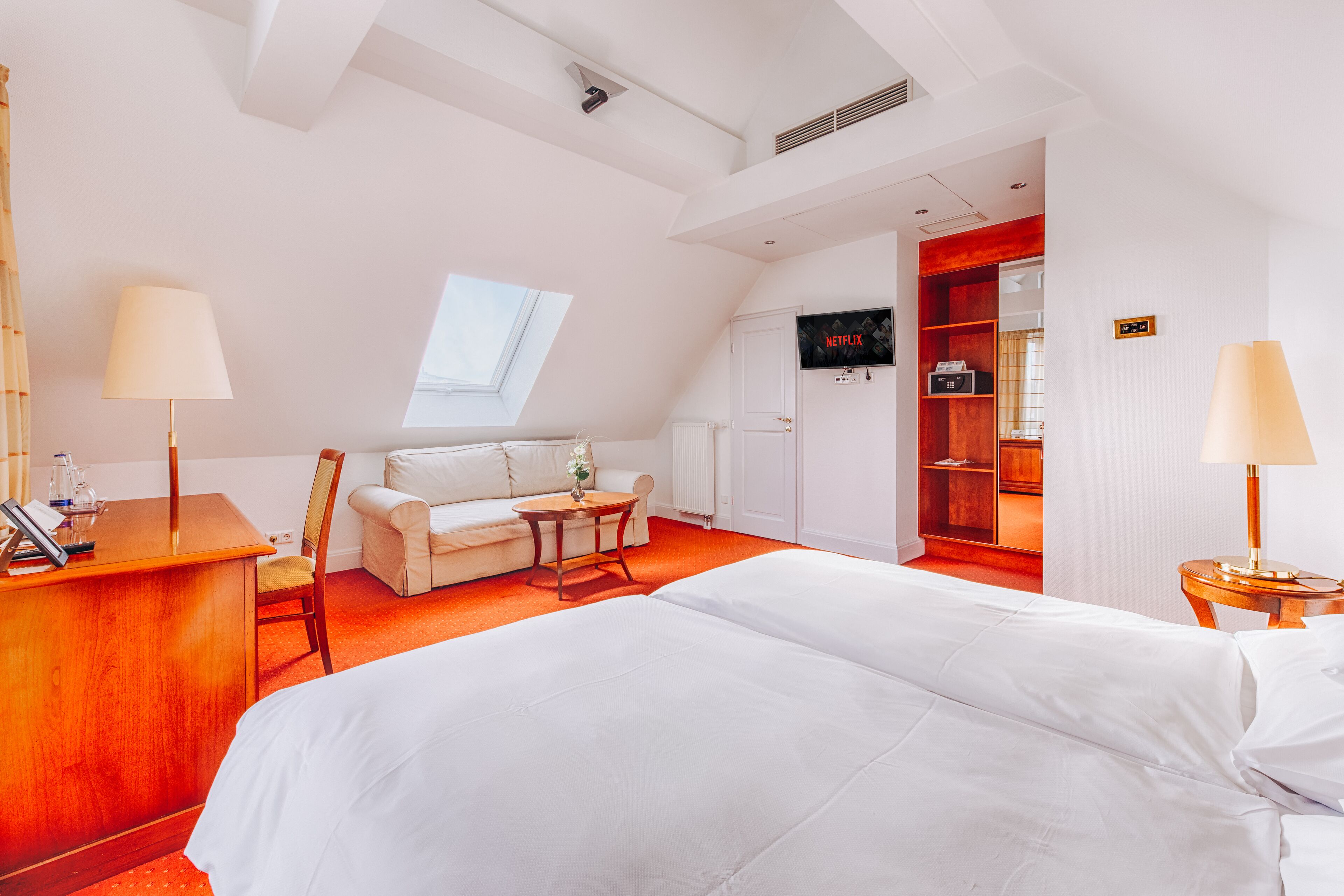 32-inch lcd tv with satellite channels, tv, pay films