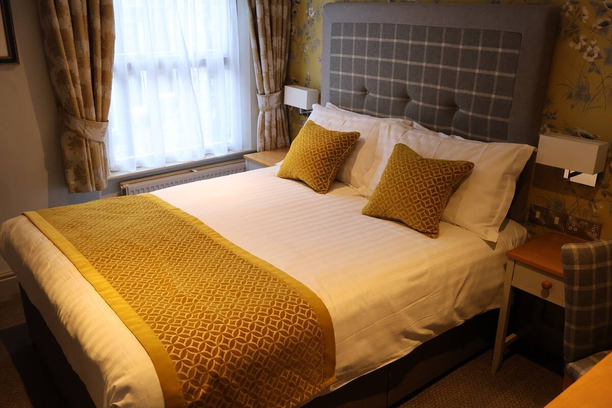Standard Double Room | Desk, WiFi (free), bed sheets