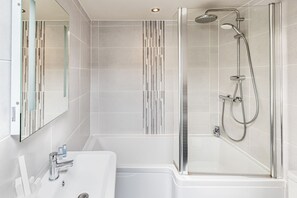 Superior Double Room | Bathroom | Combined shower/tub, free toiletries, towels, soap - The Woolly Sheep Inn (Skipton)
