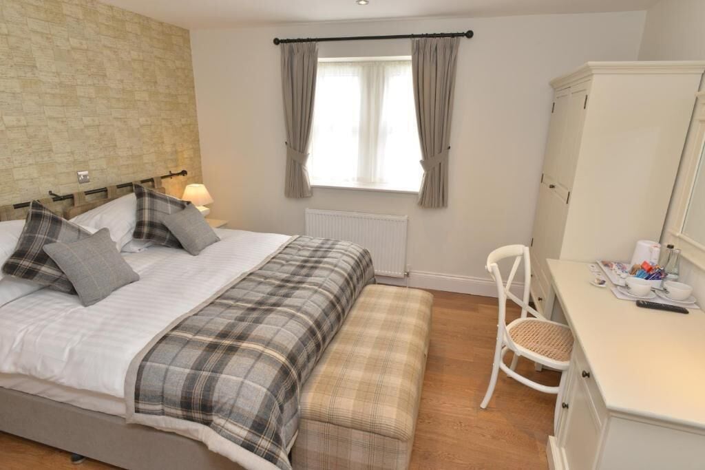Desk, free WiFi, bed sheets