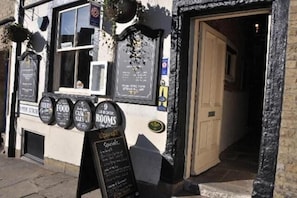 Exterior - The Woolly Sheep Inn (Skipton)