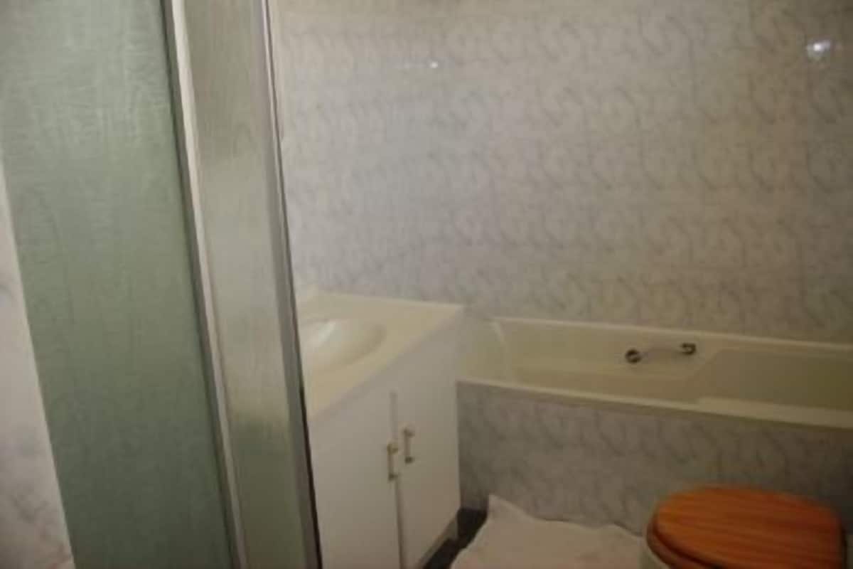 Un baño con ducha, bañera y retrete.